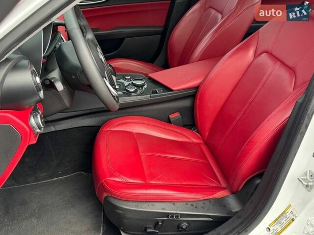 Белый Альфа Ромео Джулия, объемом двигателя 2 л и пробегом 59 тыс. км за 23490 $, фото 17 на Automoto.ua