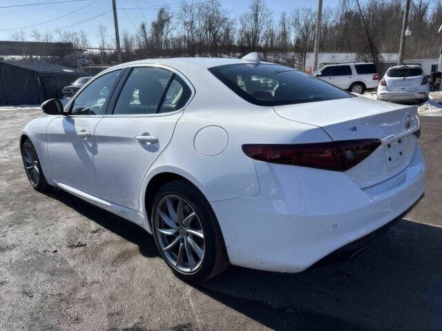 Белый Альфа Ромео Джулия, объемом двигателя 2 л и пробегом 30 тыс. км за 7300 $, фото 4 на Automoto.ua