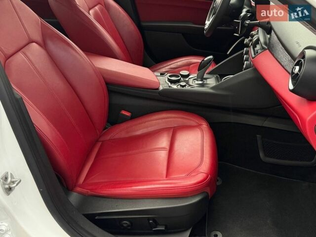 Белый Альфа Ромео Джулия, объемом двигателя 2 л и пробегом 59 тыс. км за 23490 $, фото 20 на Automoto.ua