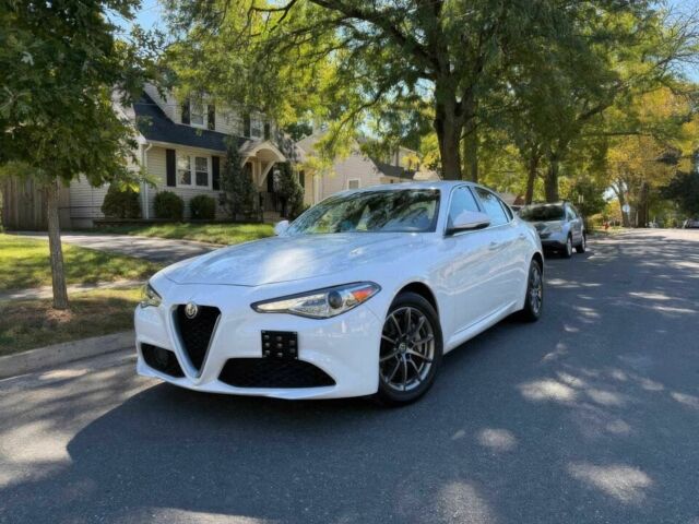 Белый Альфа Ромео Джулия, объемом двигателя 2 л и пробегом 33 тыс. км за 7500 $, фото 2 на Automoto.ua