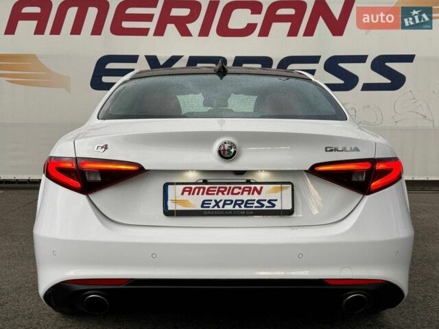 Белый Альфа Ромео Джулия, объемом двигателя 2 л и пробегом 59 тыс. км за 23490 $, фото 6 на Automoto.ua