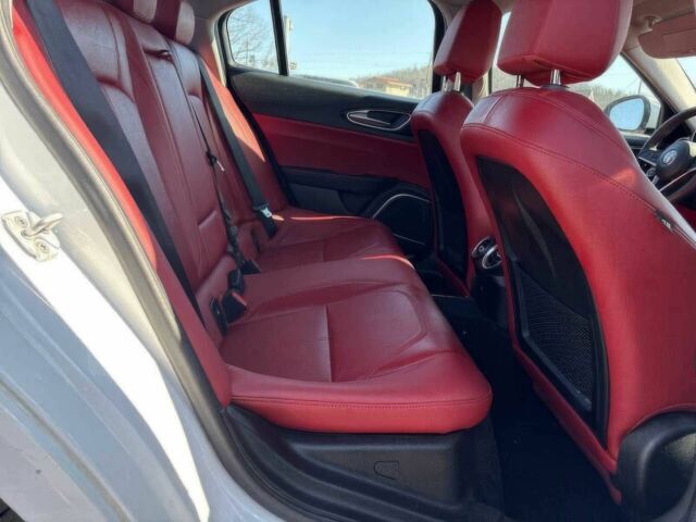 Белый Альфа Ромео Джулия, объемом двигателя 2 л и пробегом 30 тыс. км за 7300 $, фото 11 на Automoto.ua