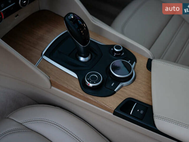 Білий Альфа Ромео Джулія, об'ємом двигуна 2 л та пробігом 43 тис. км за 21999 $, фото 24 на Automoto.ua