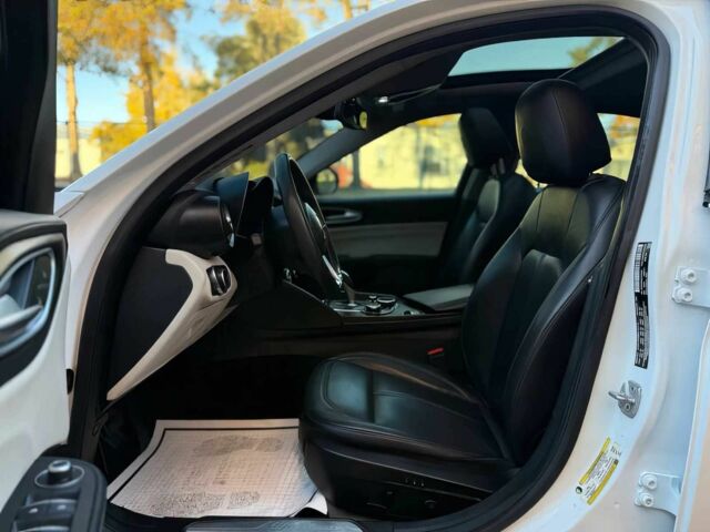 Белый Альфа Ромео Джулия, объемом двигателя 2 л и пробегом 33 тыс. км за 5000 $, фото 10 на Automoto.ua