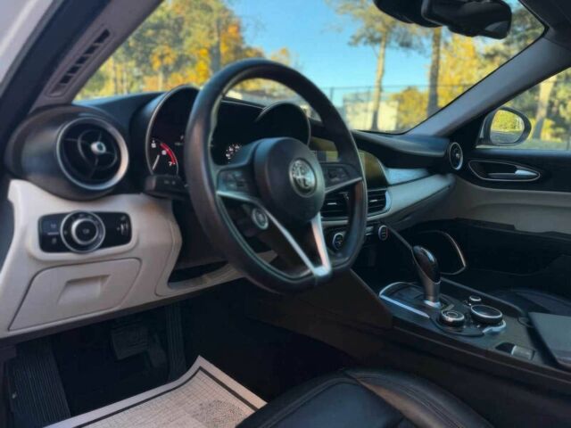 Белый Альфа Ромео Джулия, объемом двигателя 2 л и пробегом 33 тыс. км за 5000 $, фото 11 на Automoto.ua