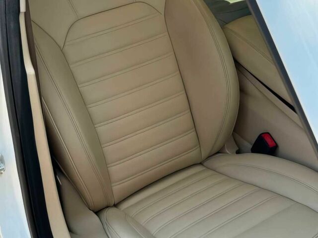 Белый Альфа Ромео Джулия, объемом двигателя 2 л и пробегом 45 тыс. км за 8000 $, фото 5 на Automoto.ua