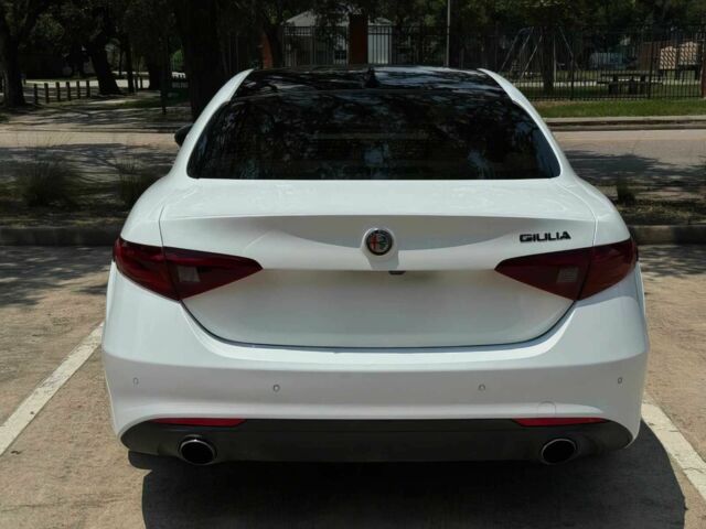 Белый Альфа Ромео Джулия, объемом двигателя 2 л и пробегом 45 тыс. км за 8000 $, фото 2 на Automoto.ua