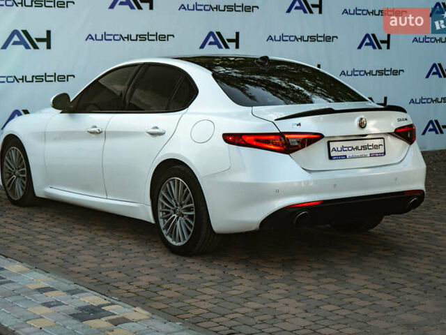 Білий Альфа Ромео Джулія, об'ємом двигуна 2 л та пробігом 43 тис. км за 21999 $, фото 48 на Automoto.ua