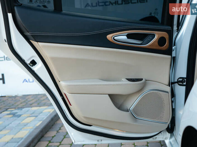 Білий Альфа Ромео Джулія, об'ємом двигуна 2 л та пробігом 43 тис. км за 21999 $, фото 27 на Automoto.ua