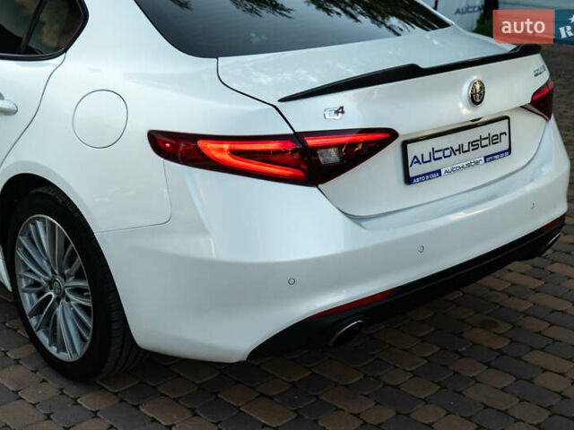 Білий Альфа Ромео Джулія, об'ємом двигуна 2 л та пробігом 43 тис. км за 21999 $, фото 49 на Automoto.ua