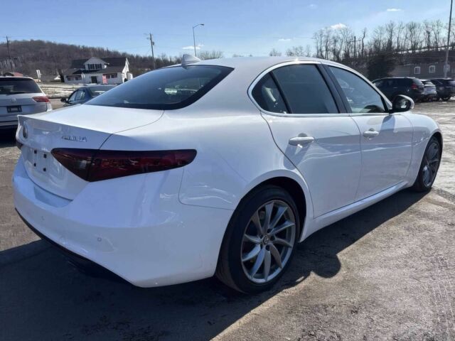 Белый Альфа Ромео Джулия, объемом двигателя 2 л и пробегом 30 тыс. км за 7300 $, фото 6 на Automoto.ua