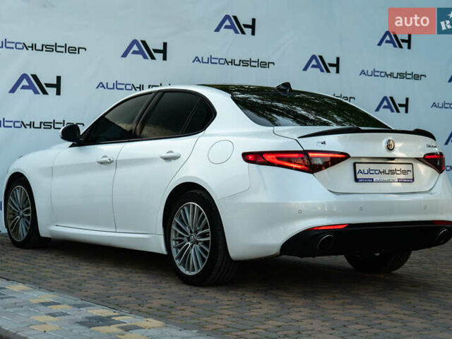 Білий Альфа Ромео Джулія, об'ємом двигуна 2 л та пробігом 43 тис. км за 21999 $, фото 47 на Automoto.ua