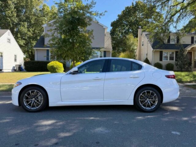 Белый Альфа Ромео Джулия, объемом двигателя 2 л и пробегом 33 тыс. км за 7500 $, фото 3 на Automoto.ua