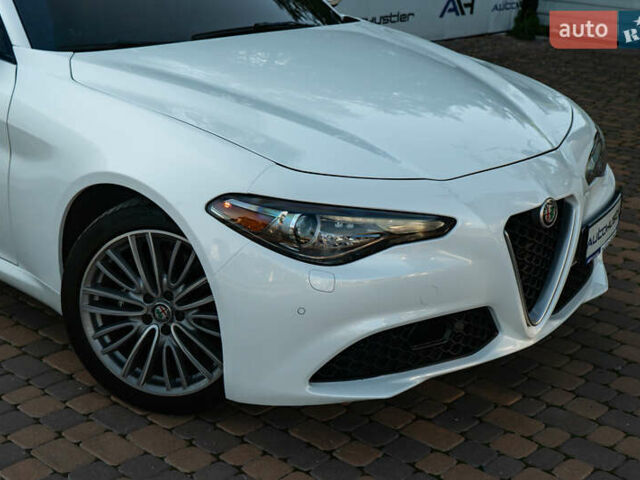 Білий Альфа Ромео Джулія, об'ємом двигуна 2 л та пробігом 43 тис. км за 21999 $, фото 6 на Automoto.ua
