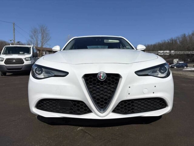 Белый Альфа Ромео Джулия, объемом двигателя 2 л и пробегом 30 тыс. км за 7300 $, фото 1 на Automoto.ua