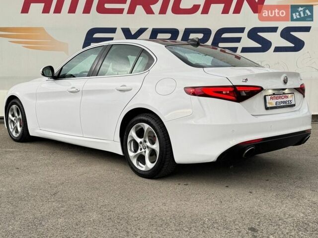 Белый Альфа Ромео Джулия, объемом двигателя 2 л и пробегом 59 тыс. км за 23490 $, фото 4 на Automoto.ua