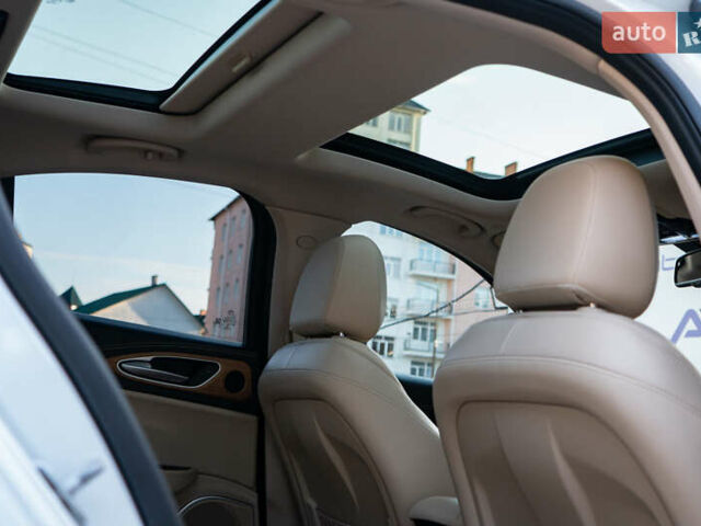 Білий Альфа Ромео Джулія, об'ємом двигуна 2 л та пробігом 43 тис. км за 21999 $, фото 29 на Automoto.ua