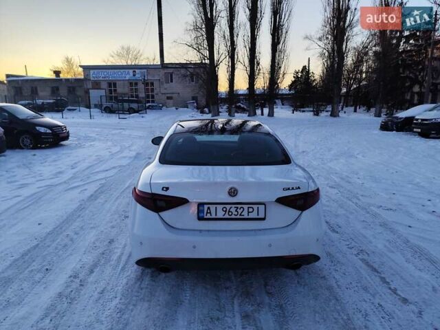 Білий Альфа Ромео Джулія, об'ємом двигуна 2 л та пробігом 87 тис. км за 16700 $, фото 5 на Automoto.ua