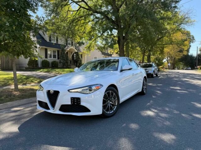 Белый Альфа Ромео Джулия, объемом двигателя 2 л и пробегом 33 тыс. км за 5000 $, фото 2 на Automoto.ua