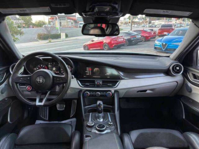 Білий Альфа Ромео Джулія, об'ємом двигуна 2.9 л та пробігом 39 тис. км за 5000 $, фото 6 на Automoto.ua