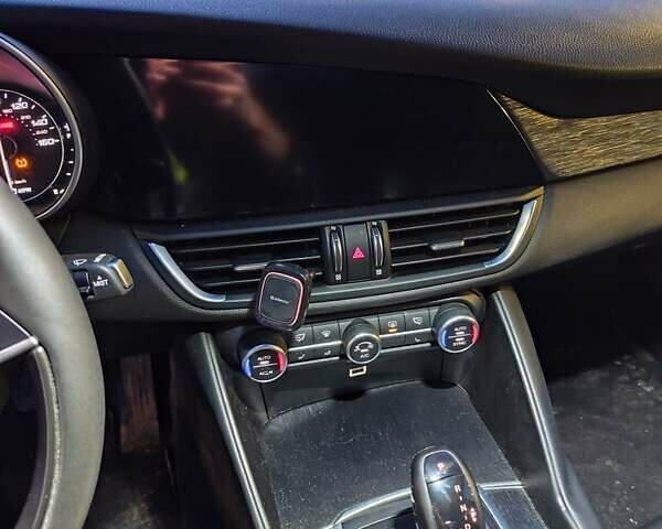 Білий Альфа Ромео Джулія, об'ємом двигуна 2 л та пробігом 87 тис. км за 16700 $, фото 10 на Automoto.ua