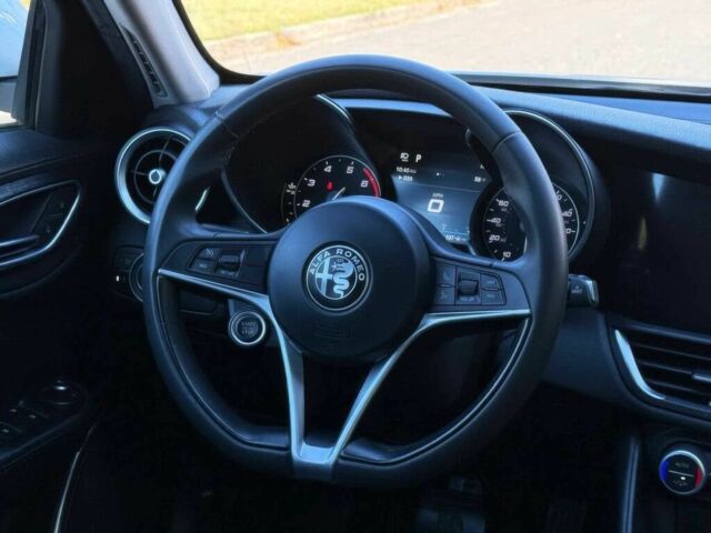 Білий Альфа Ромео Джулія, об'ємом двигуна 2 л та пробігом 36 тис. км за 7800 $, фото 8 на Automoto.ua