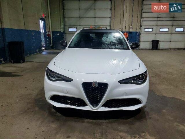 Білий Альфа Ромео Джулія, об'ємом двигуна 2 л та пробігом 77 тис. км за 4500 $, фото 4 на Automoto.ua