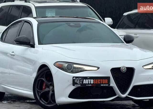 Белый Альфа Ромео Джулия, объемом двигателя 2 л и пробегом 37 тыс. км за 26500 $, фото 5 на Automoto.ua
