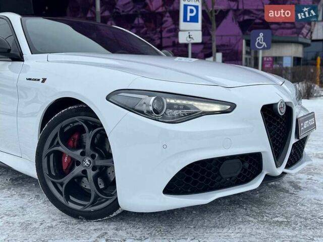 Белый Альфа Ромео Джулия, объемом двигателя 2 л и пробегом 105 тыс. км за 21990 $, фото 1 на Automoto.ua