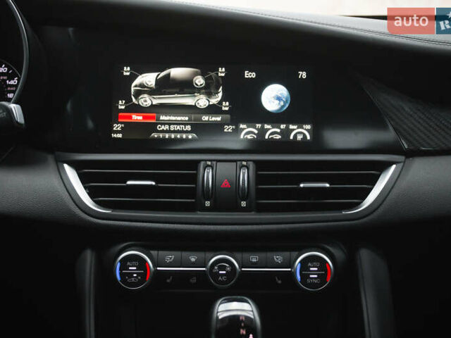 Білий Альфа Ромео Джулія, об'ємом двигуна 2 л та пробігом 21 тис. км за 25000 $, фото 18 на Automoto.ua