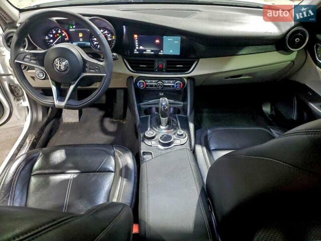 Белый Альфа Ромео Джулия, объемом двигателя 0 л и пробегом 123 тыс. км за 3400 $, фото 7 на Automoto.ua