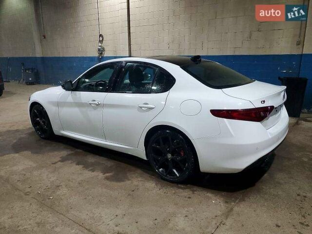Білий Альфа Ромео Джулія, об'ємом двигуна 2 л та пробігом 77 тис. км за 4500 $, фото 1 на Automoto.ua