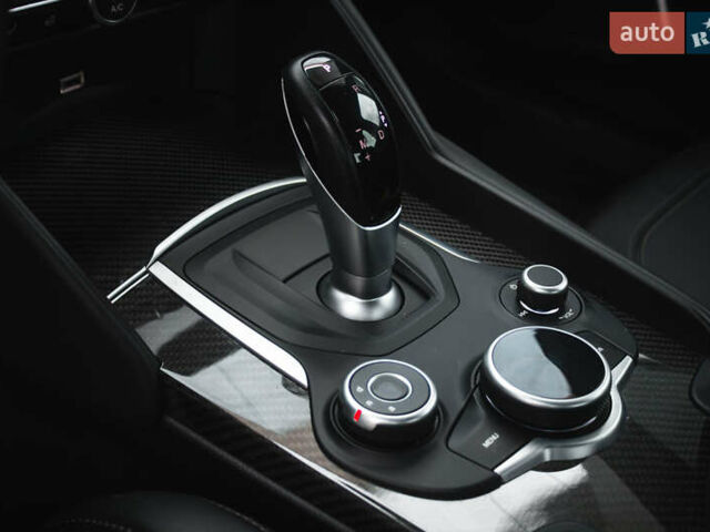 Белый Альфа Ромео Джулия, объемом двигателя 2 л и пробегом 21 тыс. км за 25500 $, фото 24 на Automoto.ua