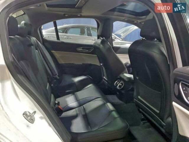 Белый Альфа Ромео Джулия, объемом двигателя 0 л и пробегом 123 тыс. км за 3400 $, фото 9 на Automoto.ua