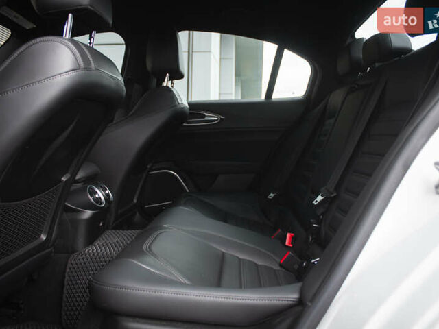 Белый Альфа Ромео Джулия, объемом двигателя 2 л и пробегом 21 тыс. км за 25500 $, фото 12 на Automoto.ua