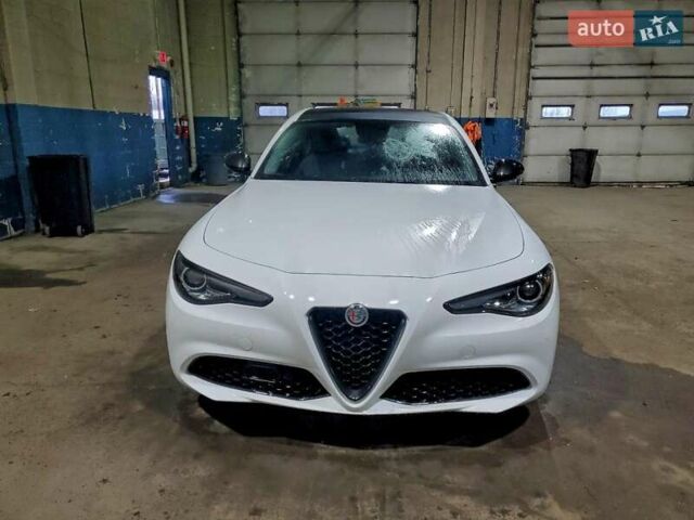 Белый Альфа Ромео Джулия, объемом двигателя 0 л и пробегом 123 тыс. км за 3400 $, фото 4 на Automoto.ua