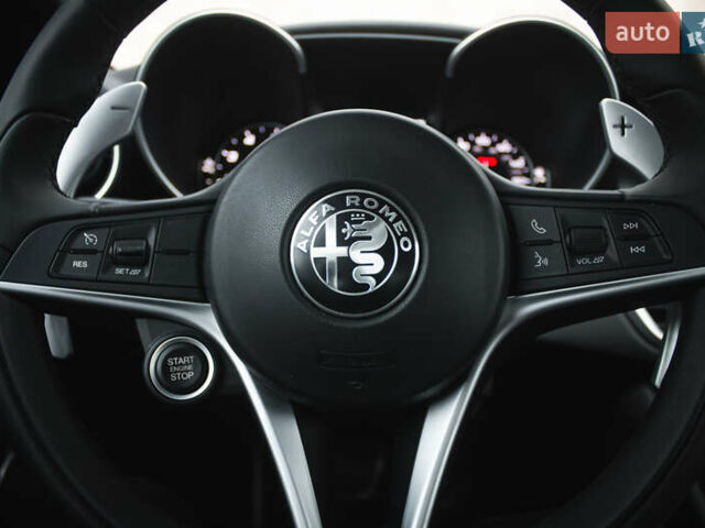 Білий Альфа Ромео Джулія, об'ємом двигуна 2 л та пробігом 21 тис. км за 25000 $, фото 15 на Automoto.ua