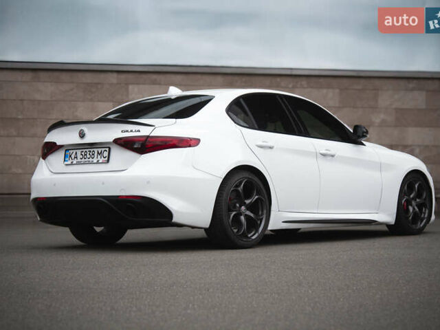 Білий Альфа Ромео Джулія, об'ємом двигуна 2 л та пробігом 21 тис. км за 25000 $, фото 4 на Automoto.ua