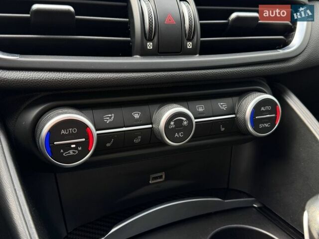 Белый Альфа Ромео Джулия, объемом двигателя 2 л и пробегом 105 тыс. км за 17990 $, фото 32 на Automoto.ua