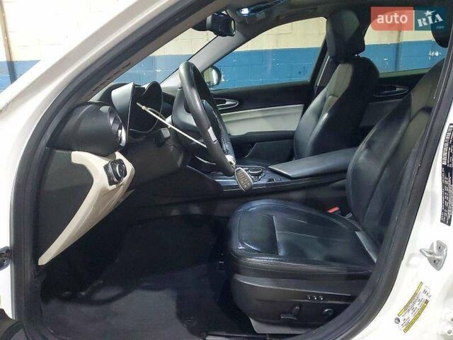 Білий Альфа Ромео Джулія, об'ємом двигуна 2 л та пробігом 77 тис. км за 4500 $, фото 6 на Automoto.ua