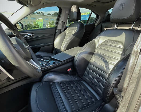 Білий Альфа Ромео Джулія, об'ємом двигуна 2 л та пробігом 103 тис. км за 22900 $, фото 22 на Automoto.ua