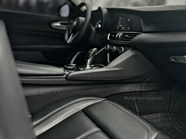 Білий Альфа Ромео Джулія, об'ємом двигуна 2 л та пробігом 109 тис. км за 19999 $, фото 6 на Automoto.ua