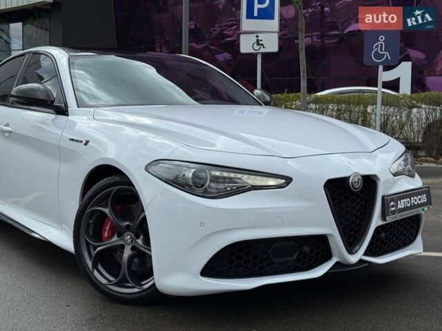 Белый Альфа Ромео Джулия, объемом двигателя 2 л и пробегом 105 тыс. км за 17990 $, фото 1 на Automoto.ua