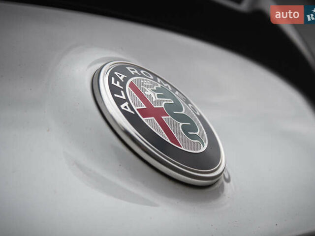 Белый Альфа Ромео Джулия, объемом двигателя 2 л и пробегом 21 тыс. км за 25500 $, фото 48 на Automoto.ua