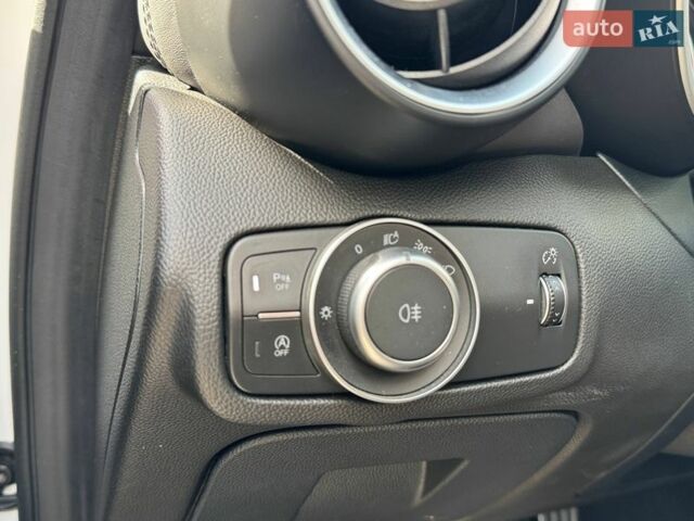 Белый Альфа Ромео Джулия, объемом двигателя 2 л и пробегом 105 тыс. км за 17990 $, фото 20 на Automoto.ua