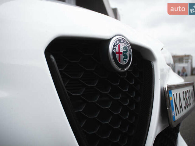 Білий Альфа Ромео Джулія, об'ємом двигуна 2 л та пробігом 21 тис. км за 25000 $, фото 42 на Automoto.ua