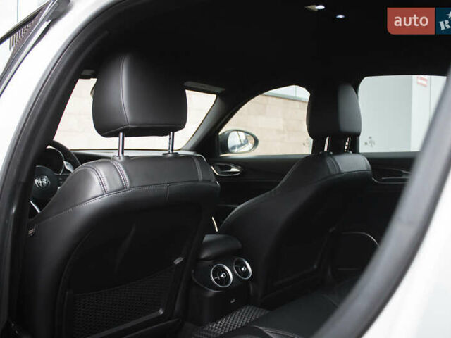 Белый Альфа Ромео Джулия, объемом двигателя 2 л и пробегом 21 тыс. км за 25500 $, фото 11 на Automoto.ua