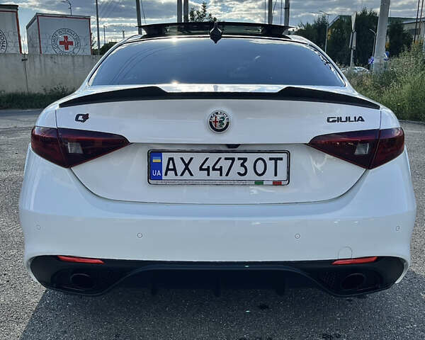 Білий Альфа Ромео Джулія, об'ємом двигуна 2 л та пробігом 103 тис. км за 22900 $, фото 3 на Automoto.ua