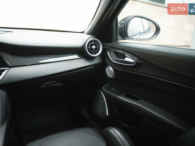 Білий Альфа Ромео Джулія, об'ємом двигуна 2 л та пробігом 21 тис. км за 25000 $, фото 26 на Automoto.ua