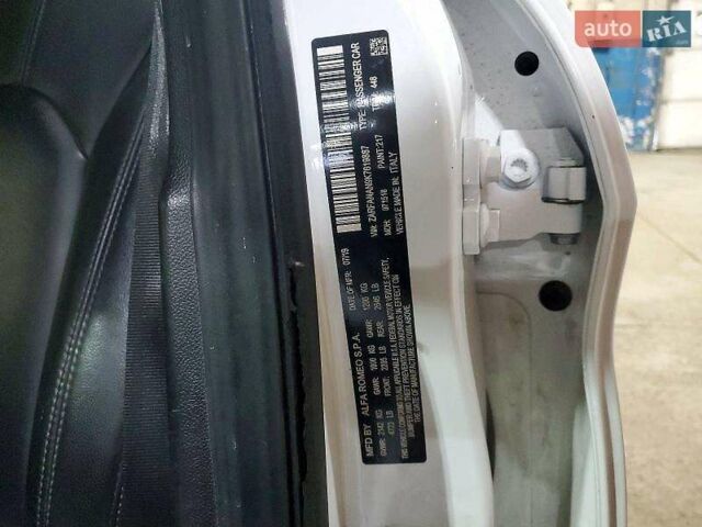 Білий Альфа Ромео Джулія, об'ємом двигуна 2 л та пробігом 77 тис. км за 4500 $, фото 11 на Automoto.ua
